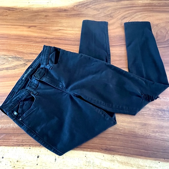 ROCK & REPUBLIC Women’s Black Berlin Mid Rise Distressed Knee Ankle Jeans Sz 10 - Picture 4 of 8